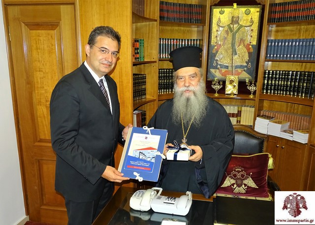 Επιδόθηκε στον Σεβ. Μητροπολίτη μας από τον αναπ. Καθηγητή κ. Βέργαδο η τιμητική απόφαση του Πανεπιστημίου Πειραιώς