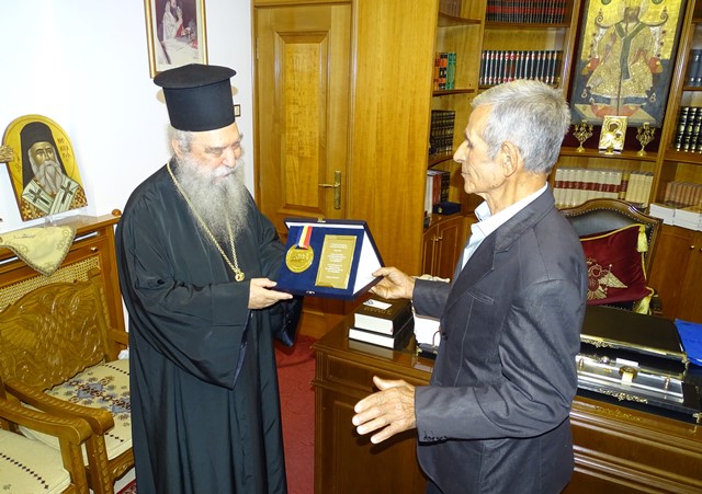 Ο 87χρονος Παν. Δούσης αφιέρωσε στον Σεβ. Ποιμενάρχη μας το πρόσφατο χρυσό μετάλλιό του στους Βαλκανικούς αγώνες